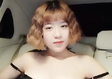 颜值不错身材超好短发巨乳美女主播 户外玩车震口交啪啪喜欢不要错过